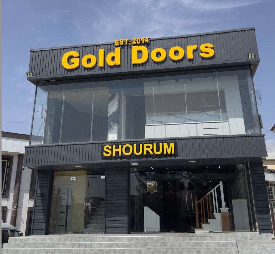 Фасад шоурума GOLD DOORS за рынком Darxon, напротив Madagascar Land